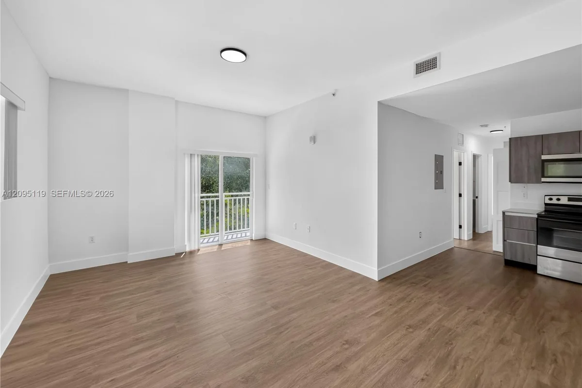 1021 NW 1st St #201, Miami: photo 1 of 22