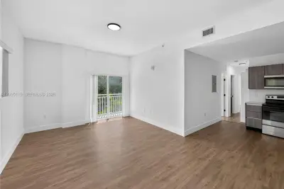 1021 NW 1st St #201, Miami: photo 1 of 22