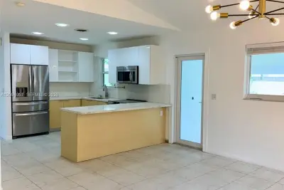 21140 NE 26th Ave, Miami: photo 1 of 16