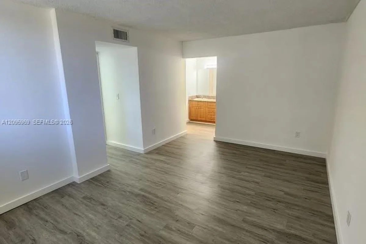 8889 N Fontainebleau Blvd #211, Miami: photo 1 of 20