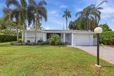 2460 SW 15th St, Fort Lauderdale: photo 1 of 43