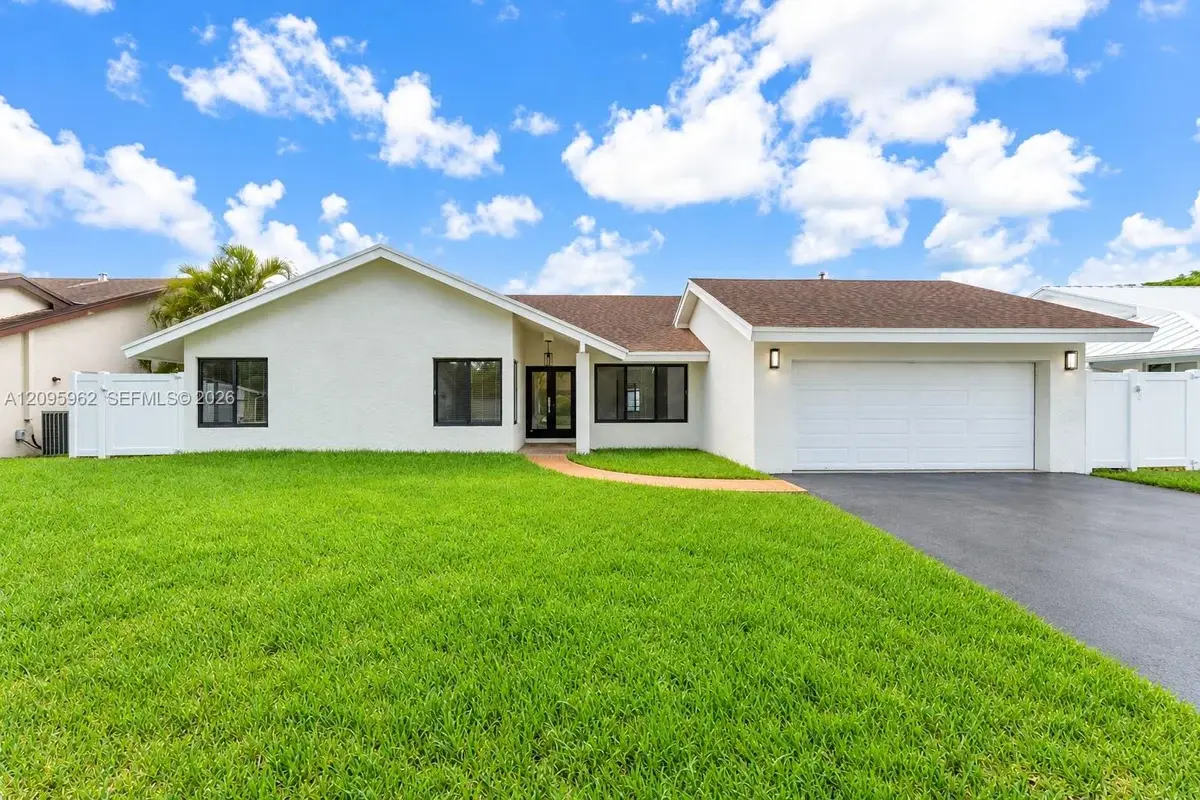 10480 SW 130th Ave, Miami: photo 1 of 22