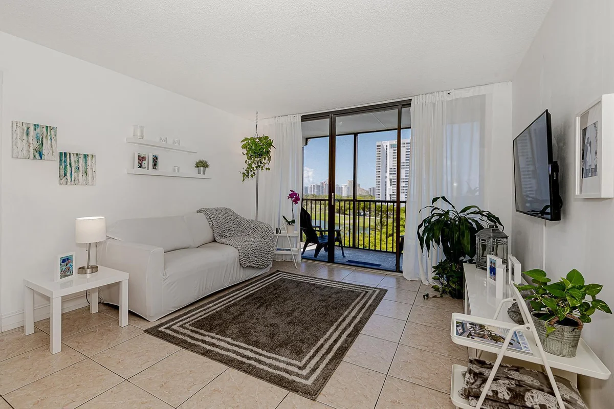 3475 N Country Club Dr #807, Aventura: photo 1 of 23