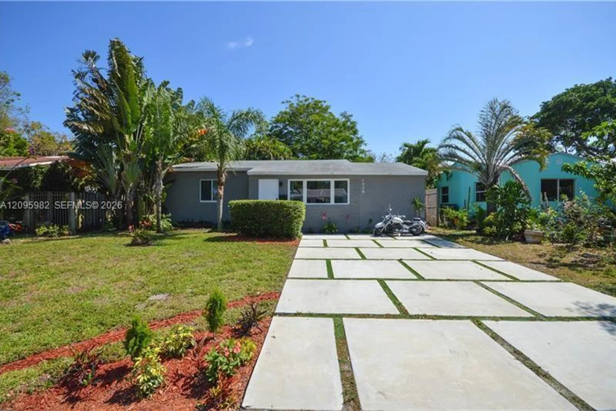 1428 Plunkett St, Hollywood: photo 1 of 12