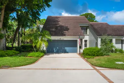 40 Edinburgh Dr, Palm Beach Gardens: photo 1 of 84