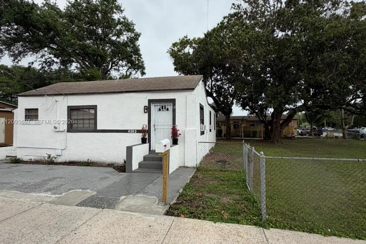 4303 NW 13th Ave, Miami: photo 1 of 17