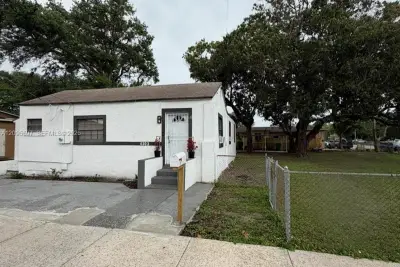 4303 NW 13th Ave, Miami: photo 1 of 17