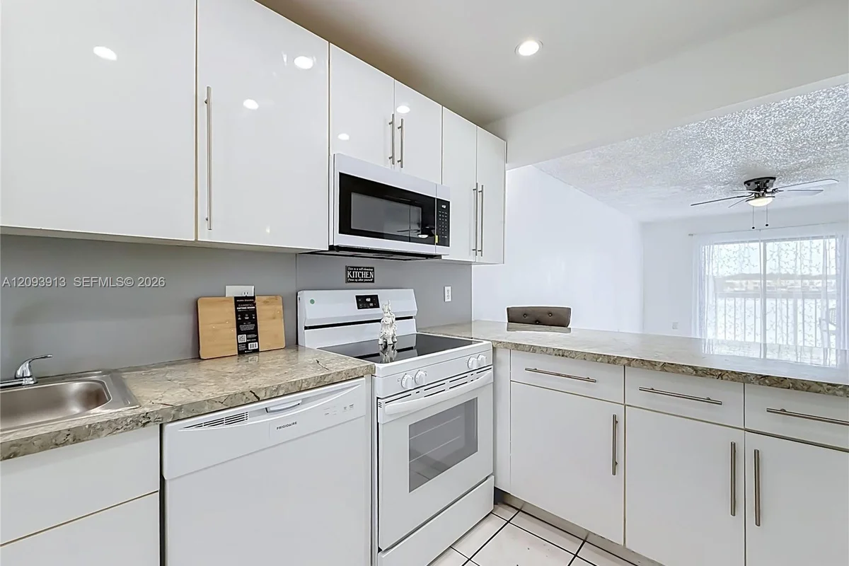 5783 W 28th Ave, Hialeah: photo 1 of 25