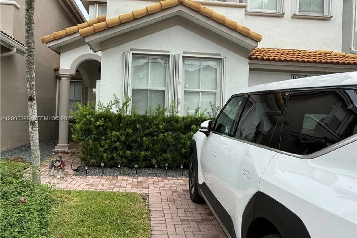10857 NW 84th St, Doral: photo 1 of 17