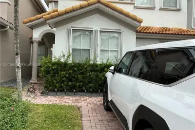 10857 NW 84th St, Doral: photo 1 of 17