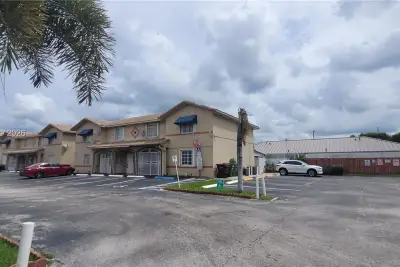 3254 W 70th St #201, Hialeah: photo 1 of 17