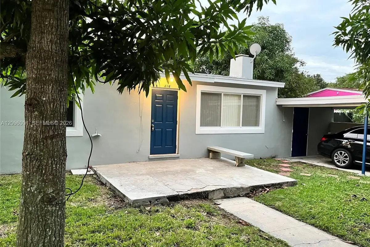 816 Beech Rd, West Palm Beach: photo 1 of 18