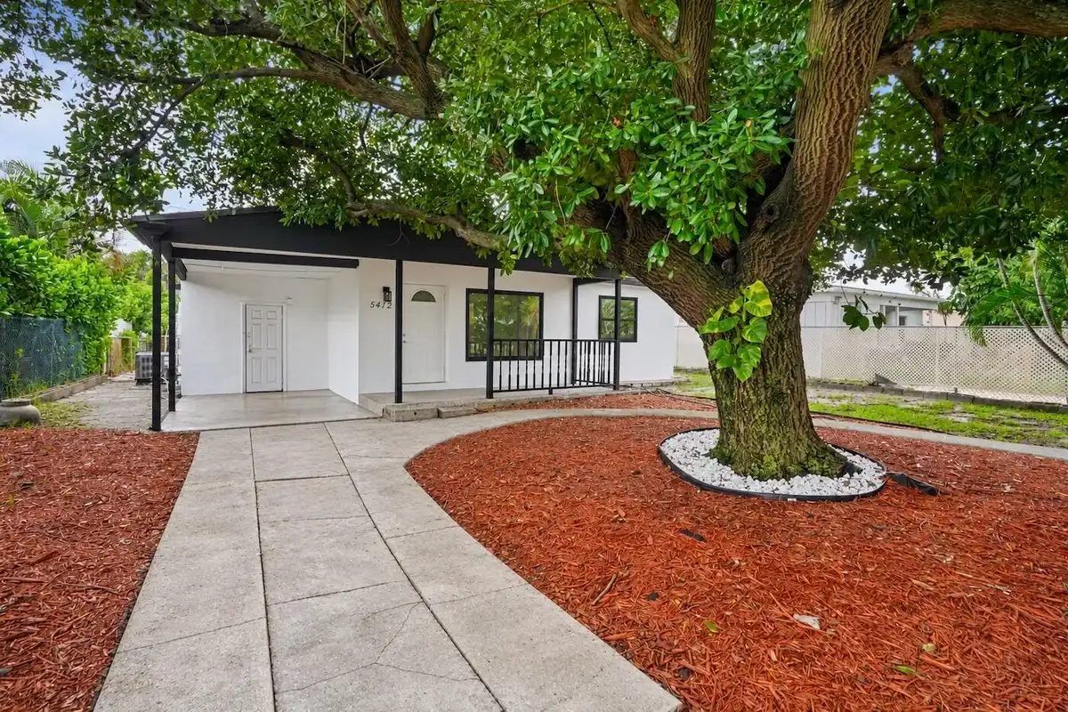 5472 NW 1st Ave, Oakland Park: photo 1 of 10