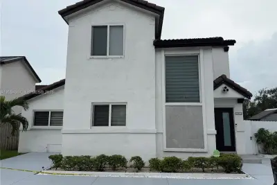 12694 NW 8th Trl, Miami: photo 1 of 36