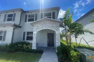 1111 SE 2nd St, Florida City: photo 1 of 26
