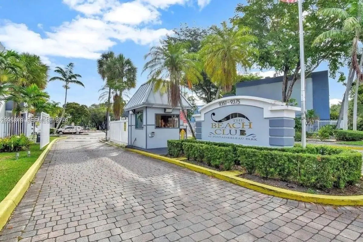 9371 Fontainebleau Blvd #I220, Miami: photo 1 of 17