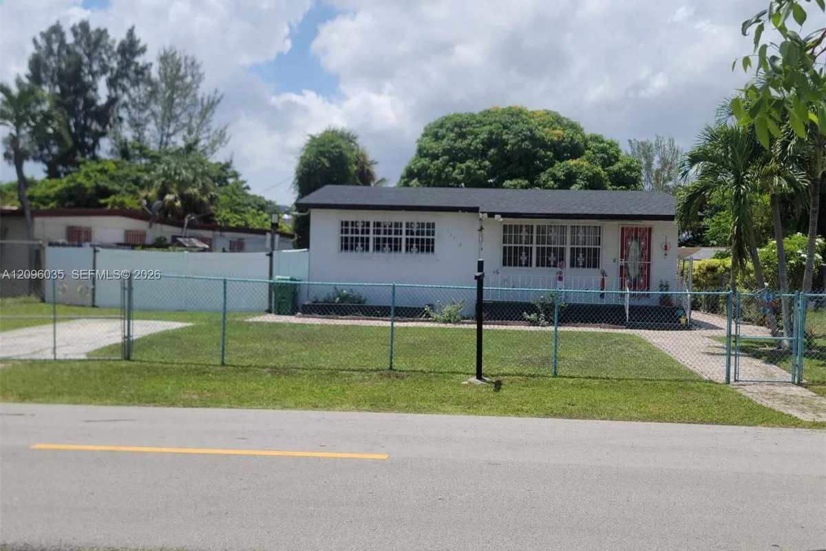 12510 W Golf Dr, Miami: photo 1 of 14