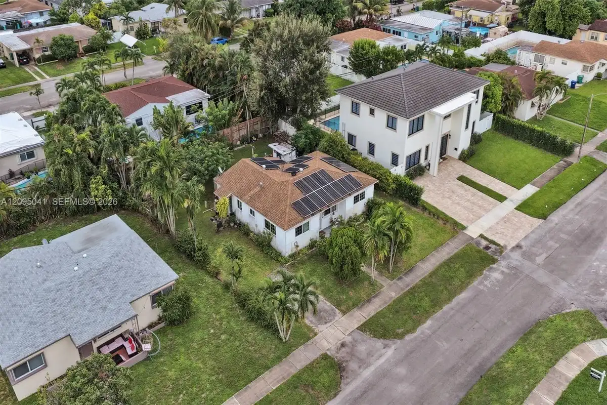 17401 NE 11th Ct, Miami: photo 1 of 47