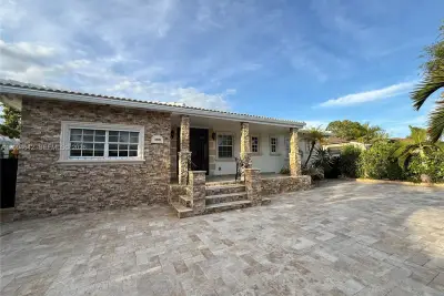 3889 NW 5th St, Miami: photo 1 of 22