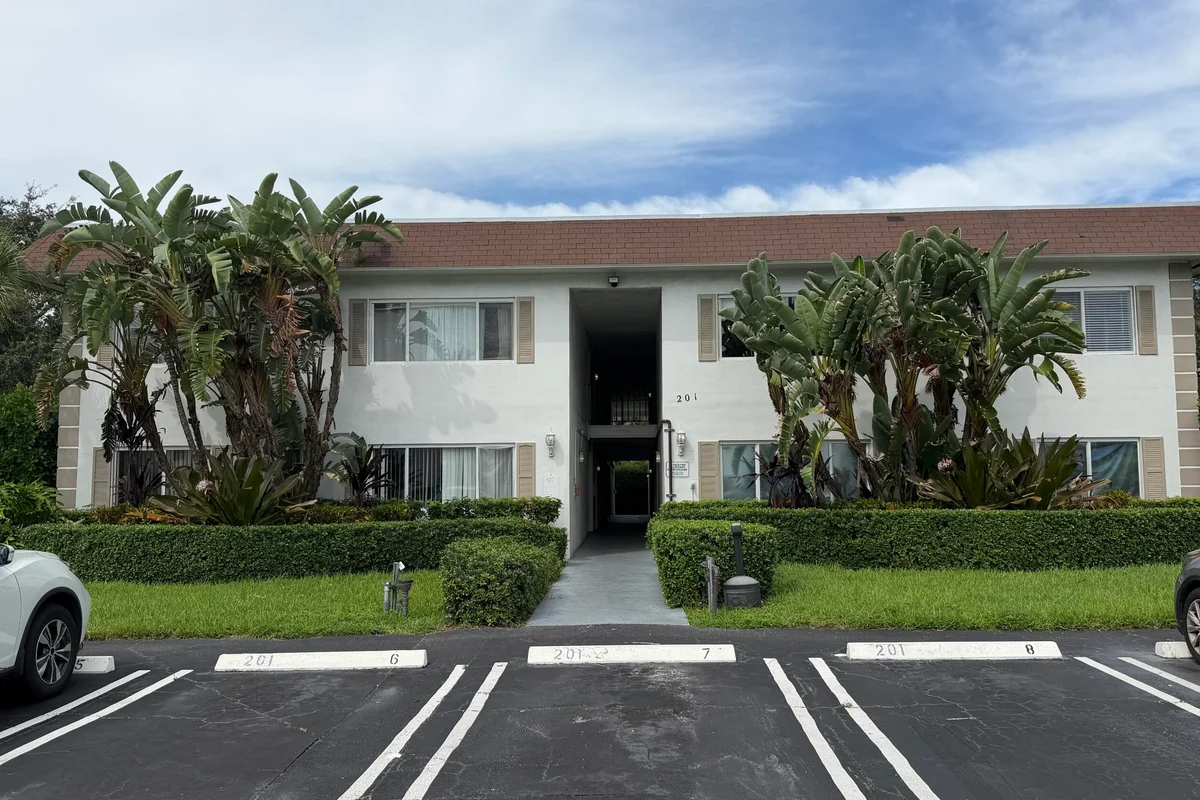 201 SE 6th Ave #16, Pompano Beach: photo 1 of 16