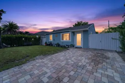 946 Mcintosh St, West Palm Beach: photo 1 of 50