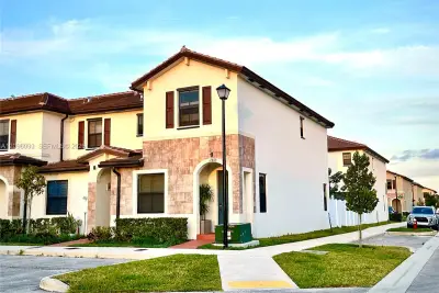 Townhouse in Hialeah: photo 1 of 26