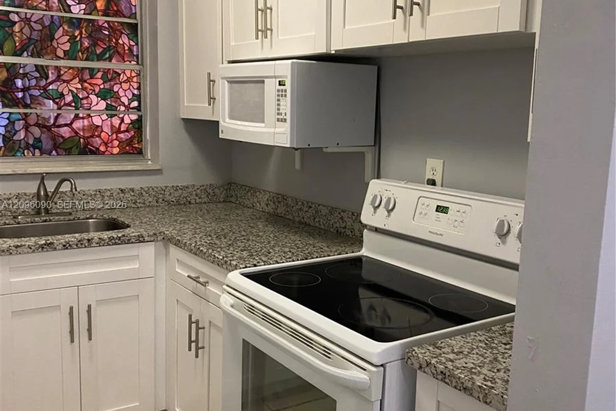 140 Royal Palm Rd #207, Hialeah Gardens: photo 1 of 12