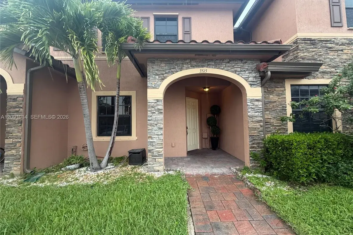 3515 W 89th Pl, Hialeah: photo 1 of 15