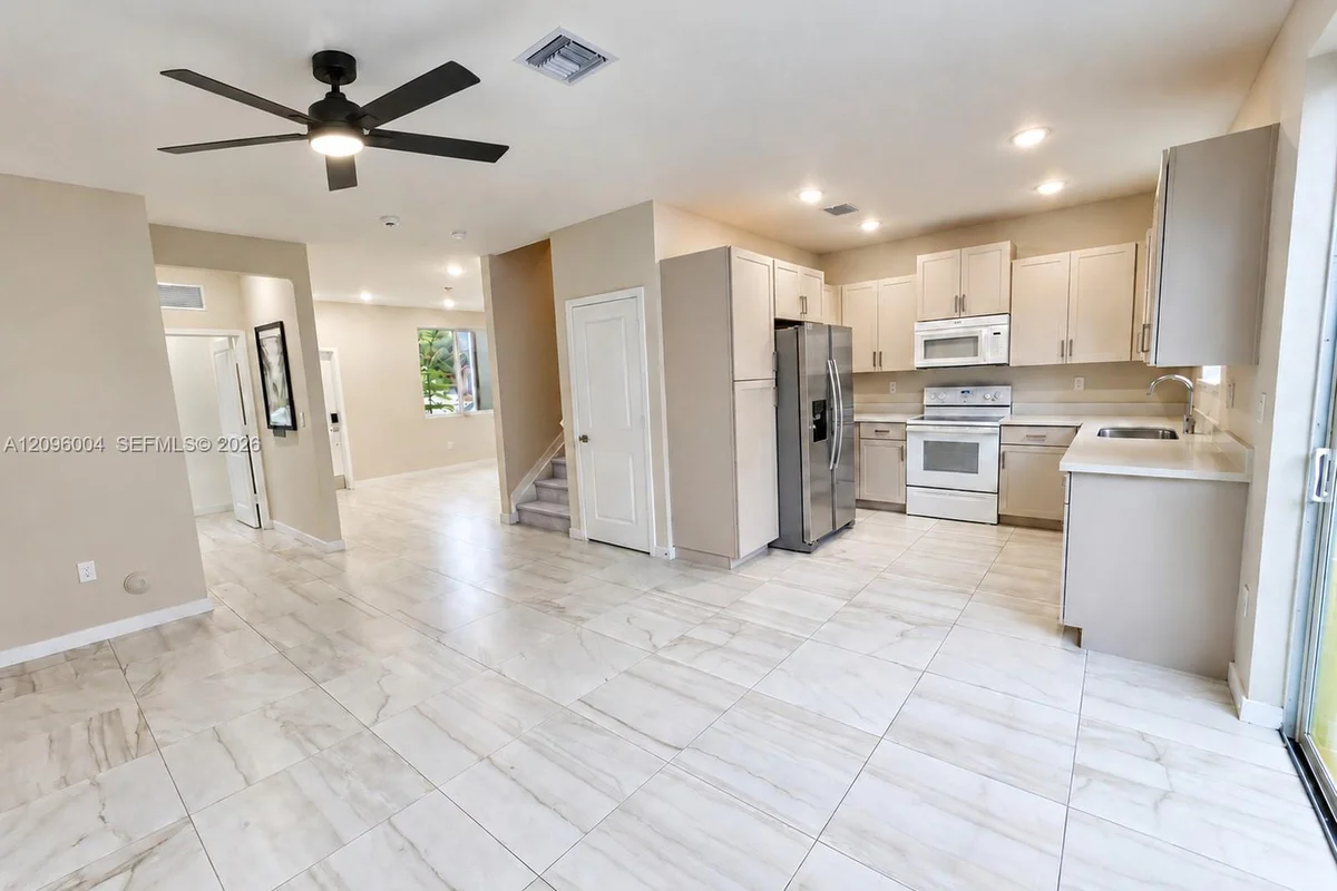 2419 SE 11th St, Homestead: photo 1 of 34