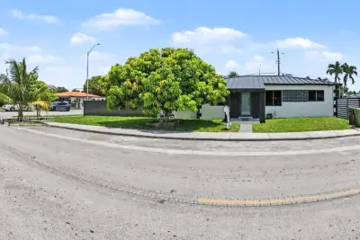 331 W 40th Pl, Hialeah: photo 1 of 25