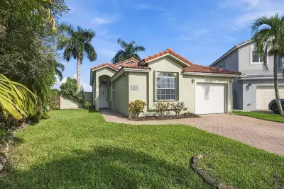 10627 NW 7th St, Pembroke Pines: photo 1 of 25