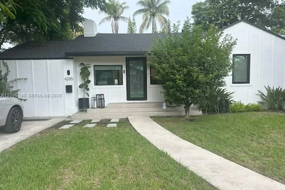 4385 SW 13th St, Miami: photo 1 of 8