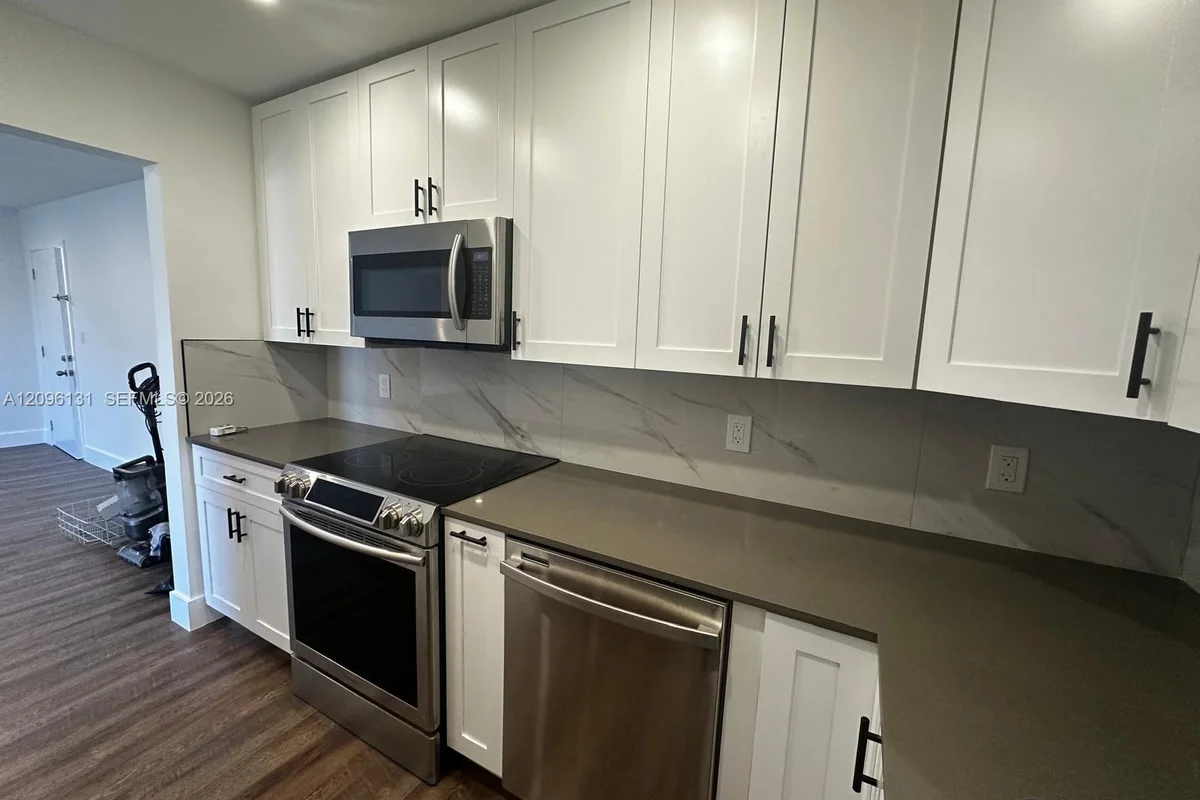 770 NE 128th St #303, North Miami: photo 1 of 18