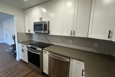 770 NE 128th St #303, North Miami: photo 1 of 18