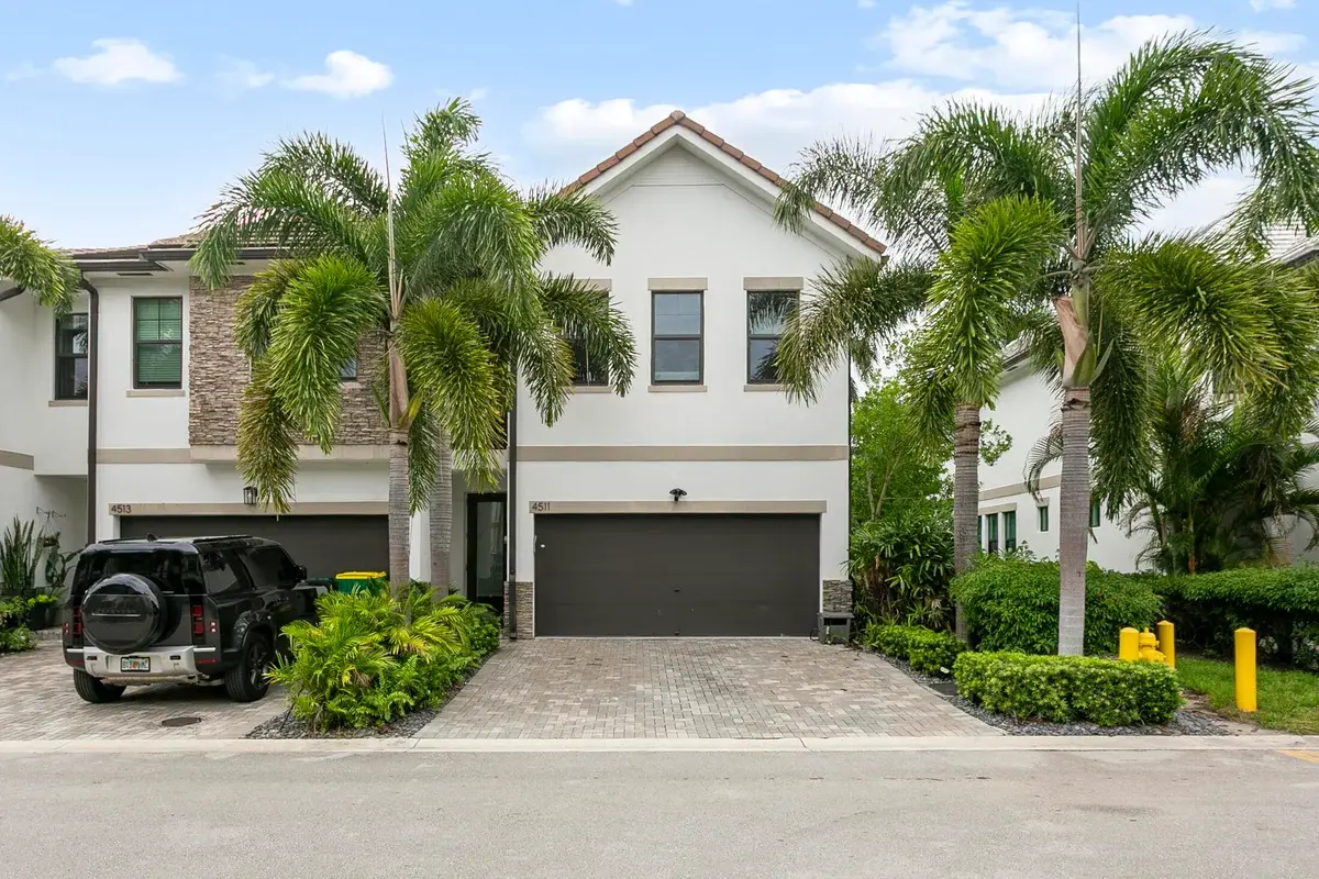 4511 E Aqua Bella Ln, Dania Beach: photo 1 of 30