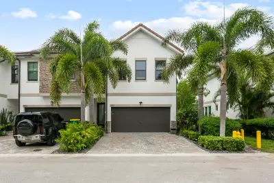 4511 E Aqua Bella Ln, Dania Beach: photo 1 of 30
