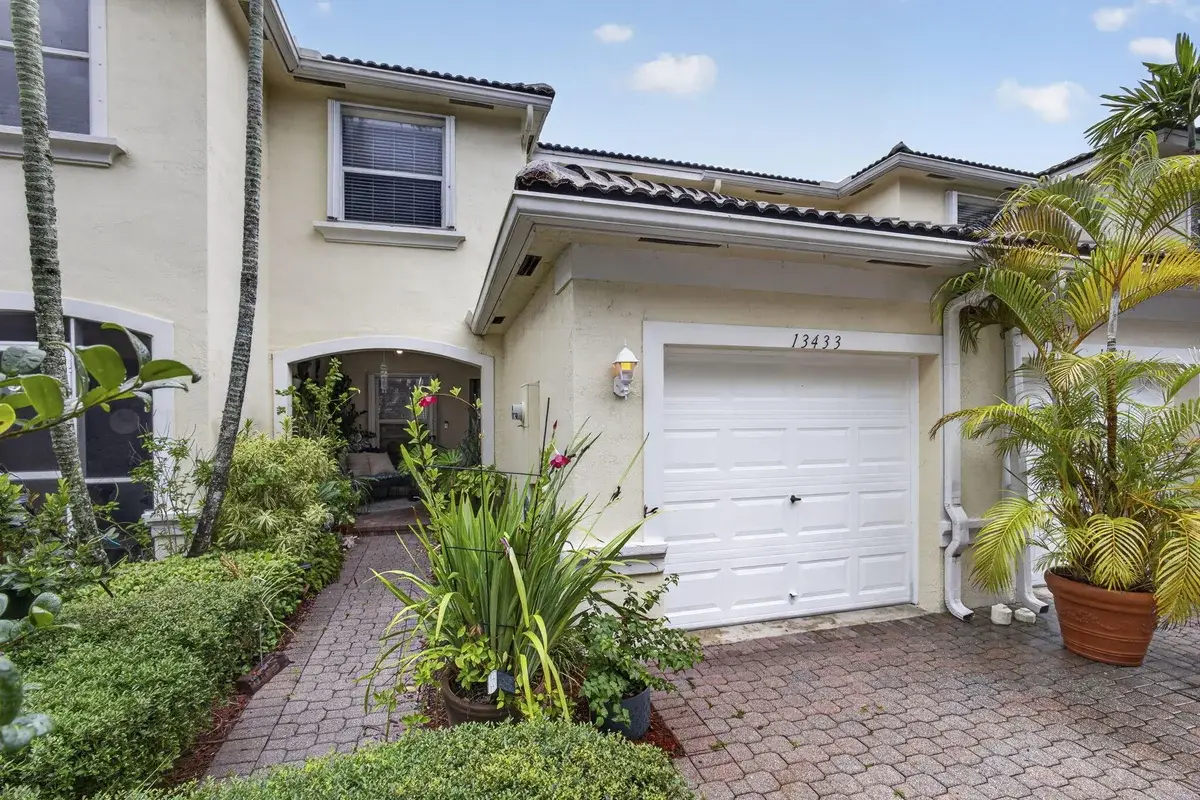 13433 Georgian Ct, Wellington: photo 1 of 24