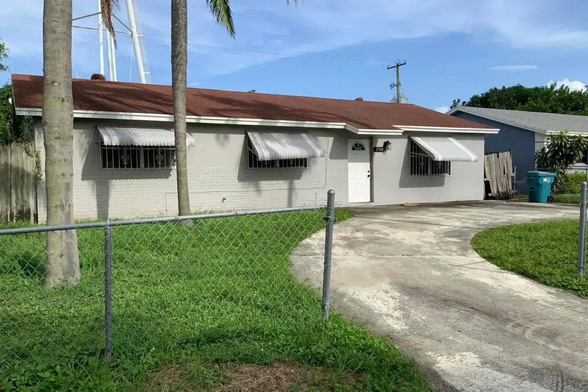 5708 Driftwood St, Mangonia Park: photo 1 of 2