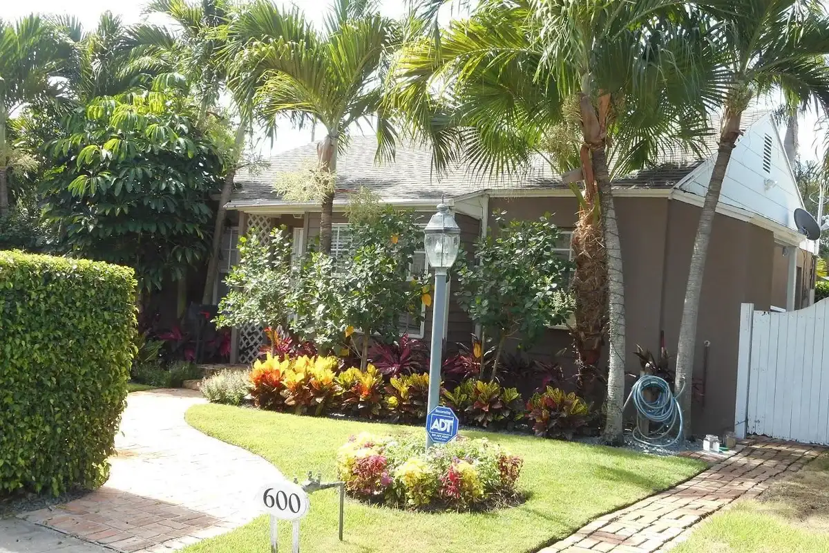 600 Westwood Rd, West Palm Beach: photo 1 of 30