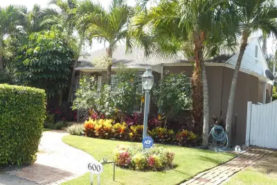 600 Westwood Rd, West Palm Beach: photo 1 of 30