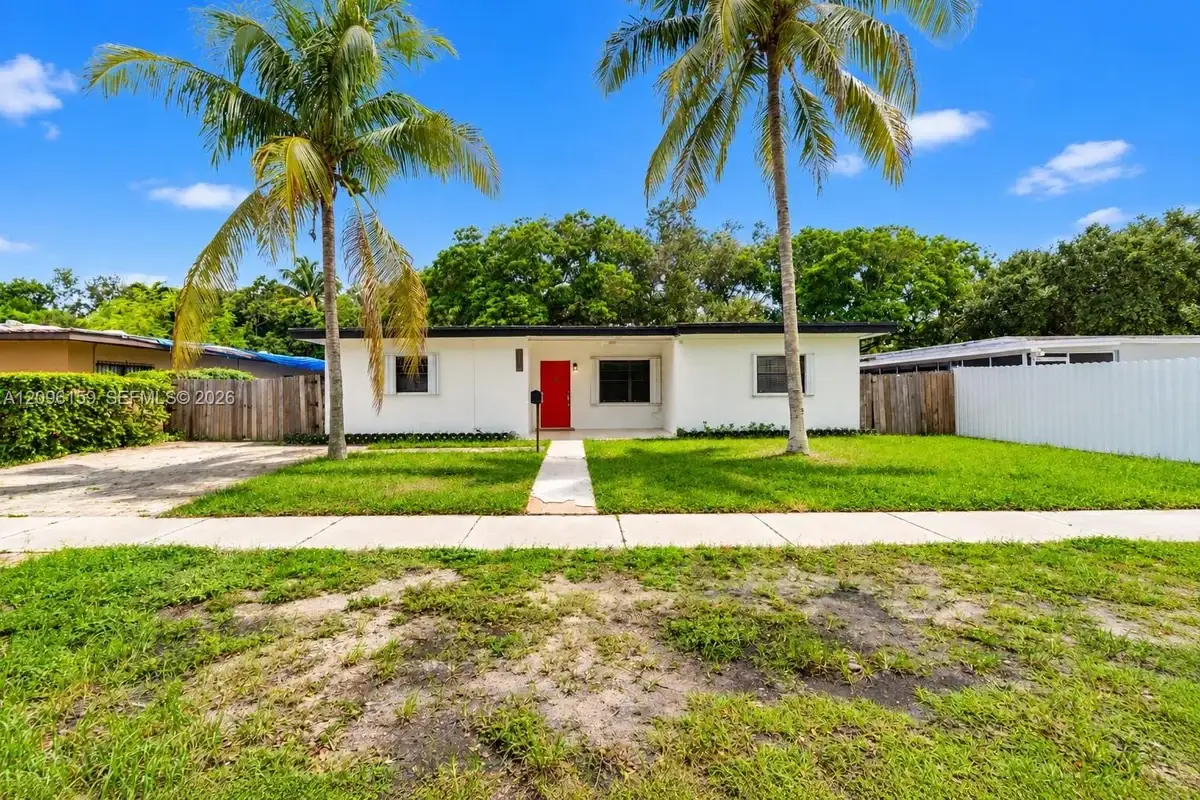710 NE 142nd St, North Miami: photo 1 of 32