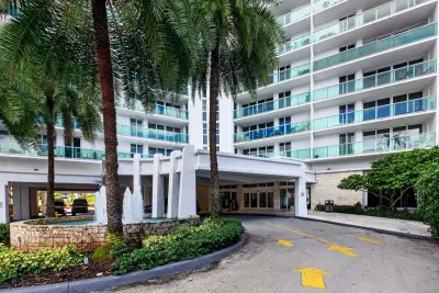 100 Bayview Dr #620, Sunny Isles Beach: photo 1 of 83