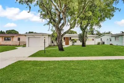 1731 NW 86th Ave, Pembroke Pines: photo 1 of 36