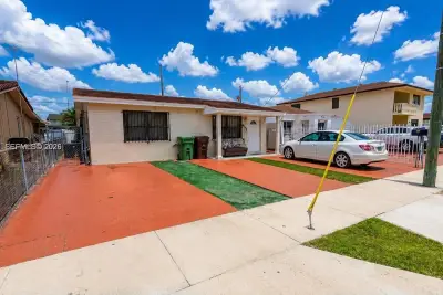 4596 E 8th Ct, Hialeah: photo 1 of 28