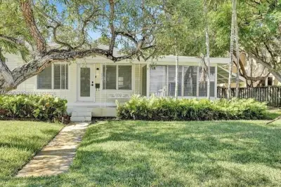 814 SE 14th St, Fort Lauderdale: photo 1 of 9
