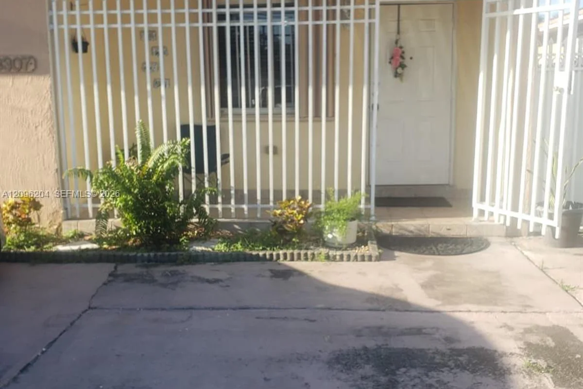 House in Miami: photo 1 of 18