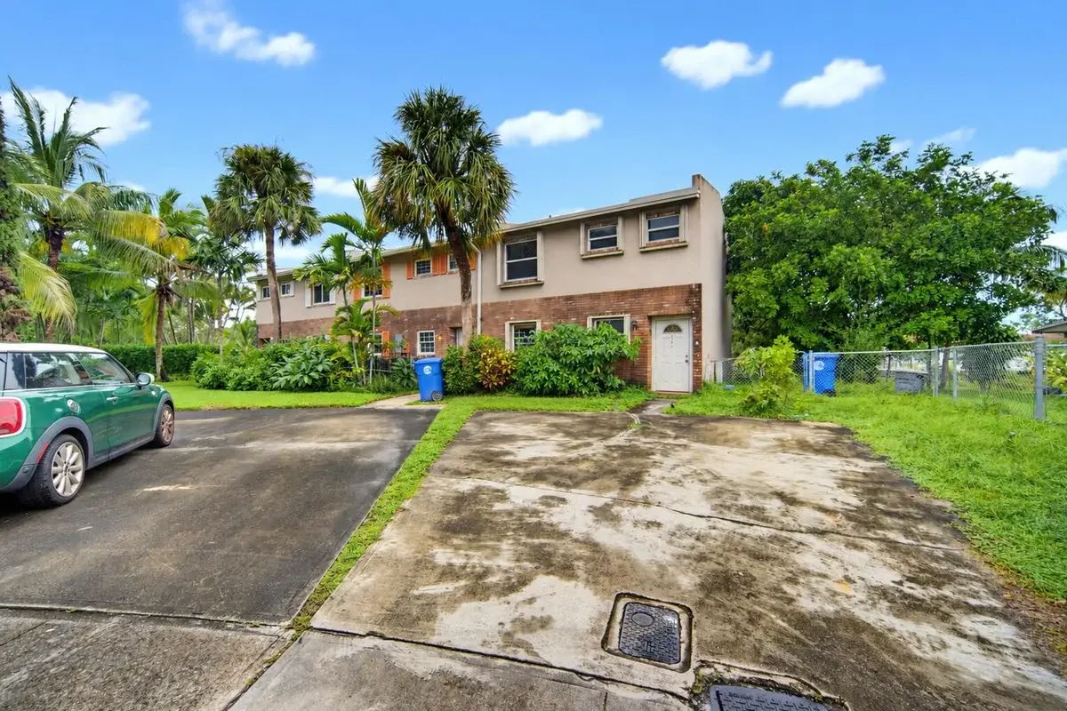 247 Sunshine Dr, Coconut Creek: photo 1 of 31