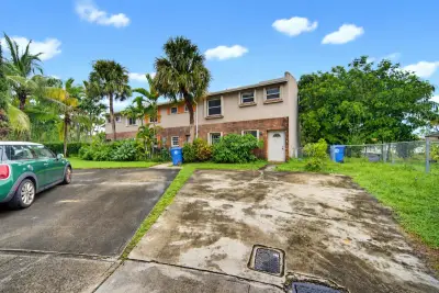 247 Sunshine Dr, Coconut Creek: photo 1 of 31