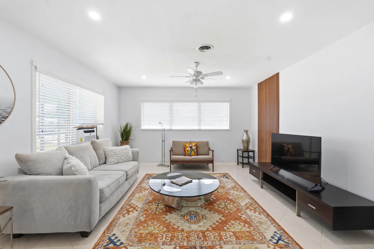 23 NE 19th Ave, Pompano Beach: photo 1 of 16