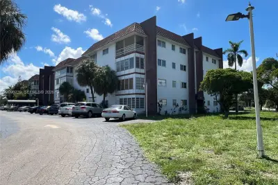 2061 NW 47th Ter #207, Lauderhill: photo 1 of 12